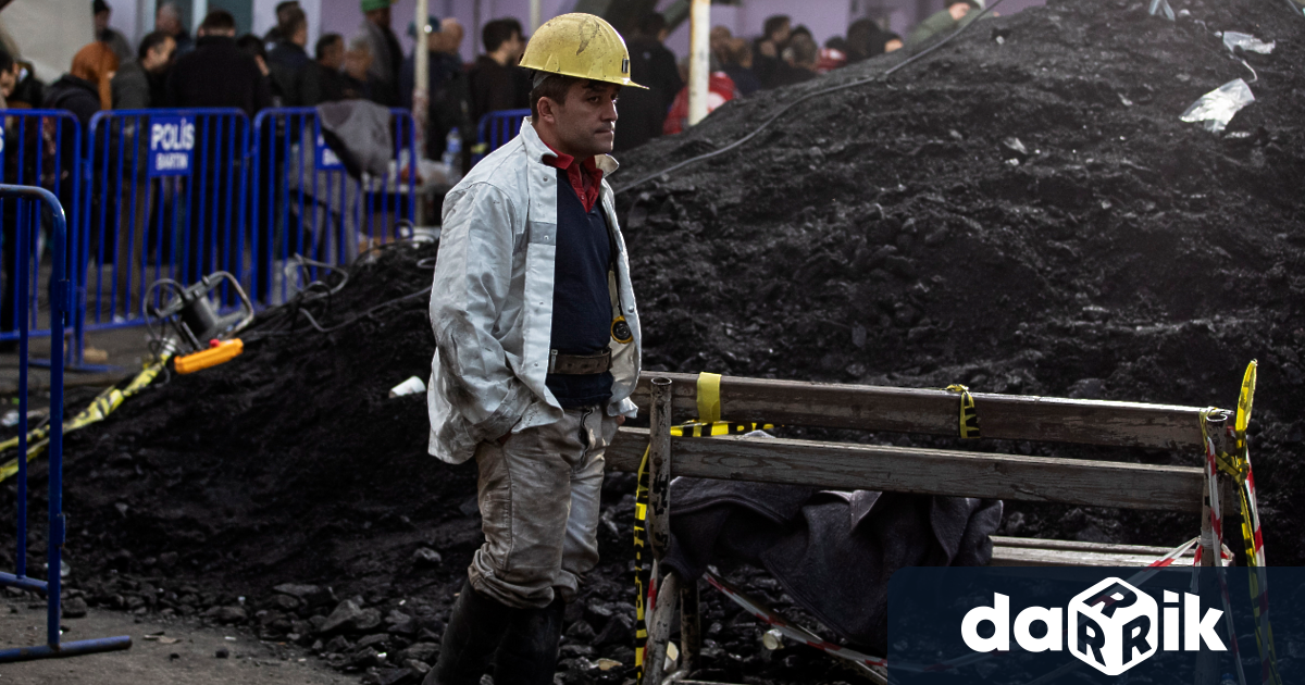 Петнадесет миньори все още са блокирани във въглищна мина в