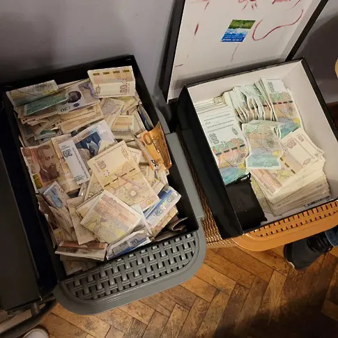 Два кашона с пари открити в жилищата на наркодилър (СНИМКИ)