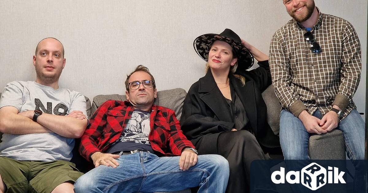 Нацизмът е преобладаваща тема - кучета, бръмбари, фалшиви пари. И