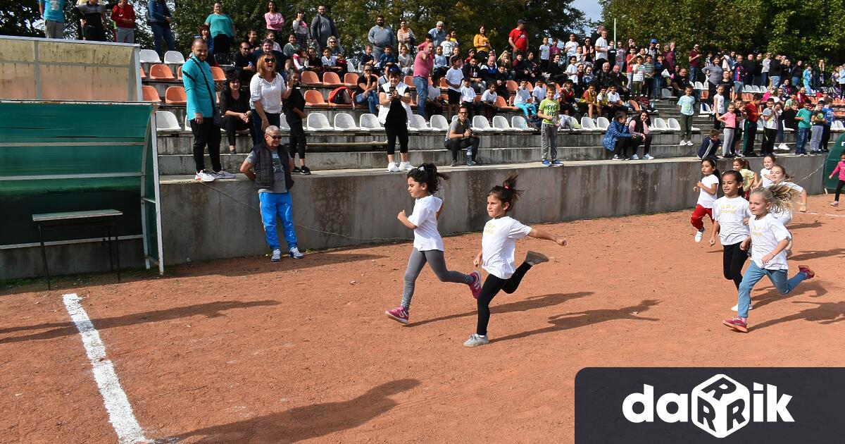 Десетки участници от детските градини, ученици от 1 до 12