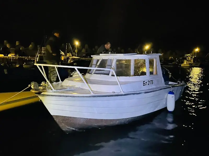 Край Варна засякоха нелегална риболовна лодка