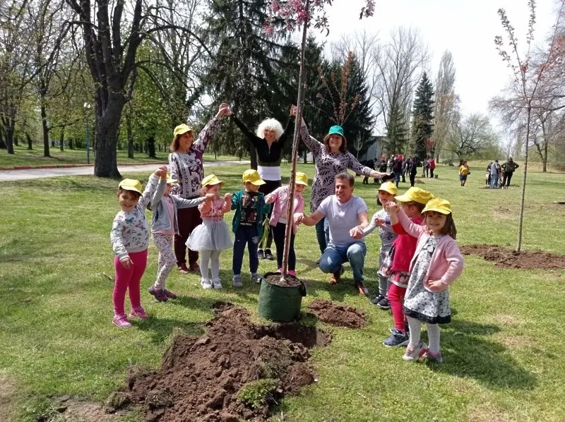 Рекордьорка на Гинес и деца садиха дръвчета в Пазарджик