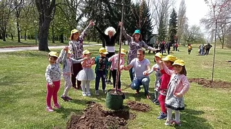 Рекордьорка на Гинес и деца садиха дръвчета в Пазарджик