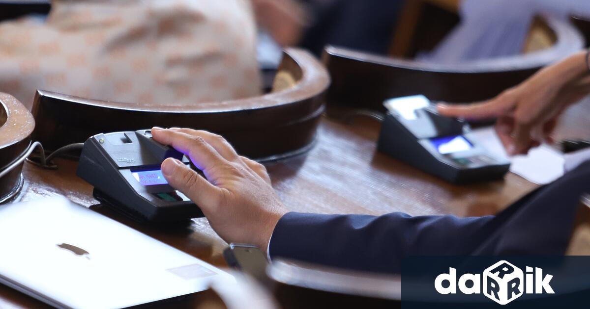 Жените не само остават по-слабо представения пол в българския парламент,