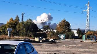 Силен взрив и два облака над завод Арсенал в Казанлък