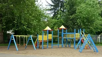 Премахват десет опасни детски площадки в Плевен
