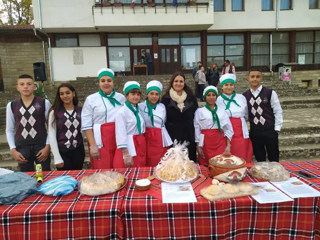 Празникът на българския фолклор събра в Нейково десетки любители на автентичната музика и кулинария