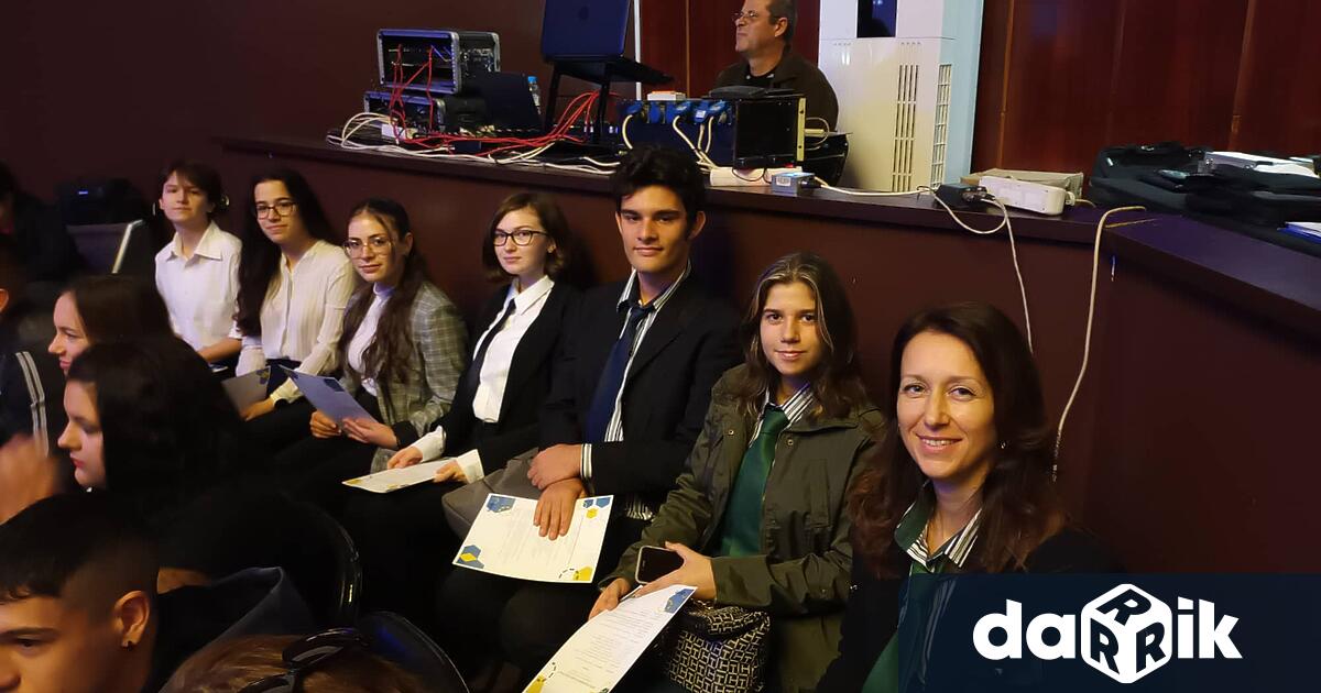 Младшите посланици Симона, Ралица, Цветислава и Вяра, с техническата подкрепа