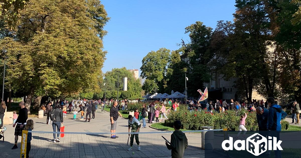 Повече от250 деца, родители, баби и дядовци се включиха в