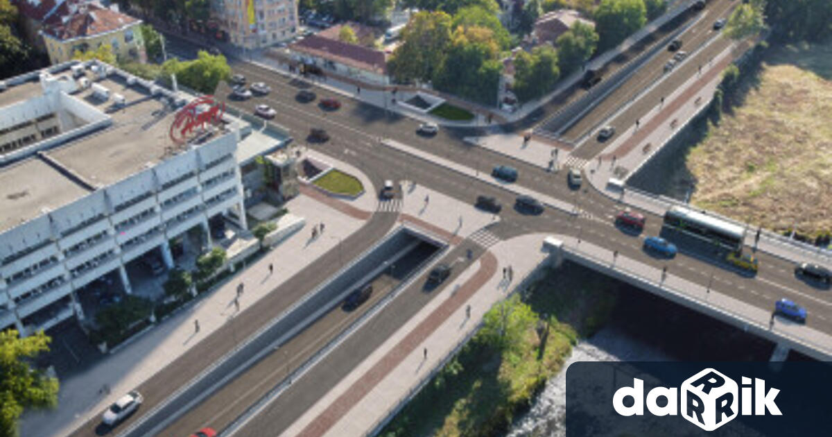 Протестиращи се събират пред сградата на РДНСК в Пловдив, за