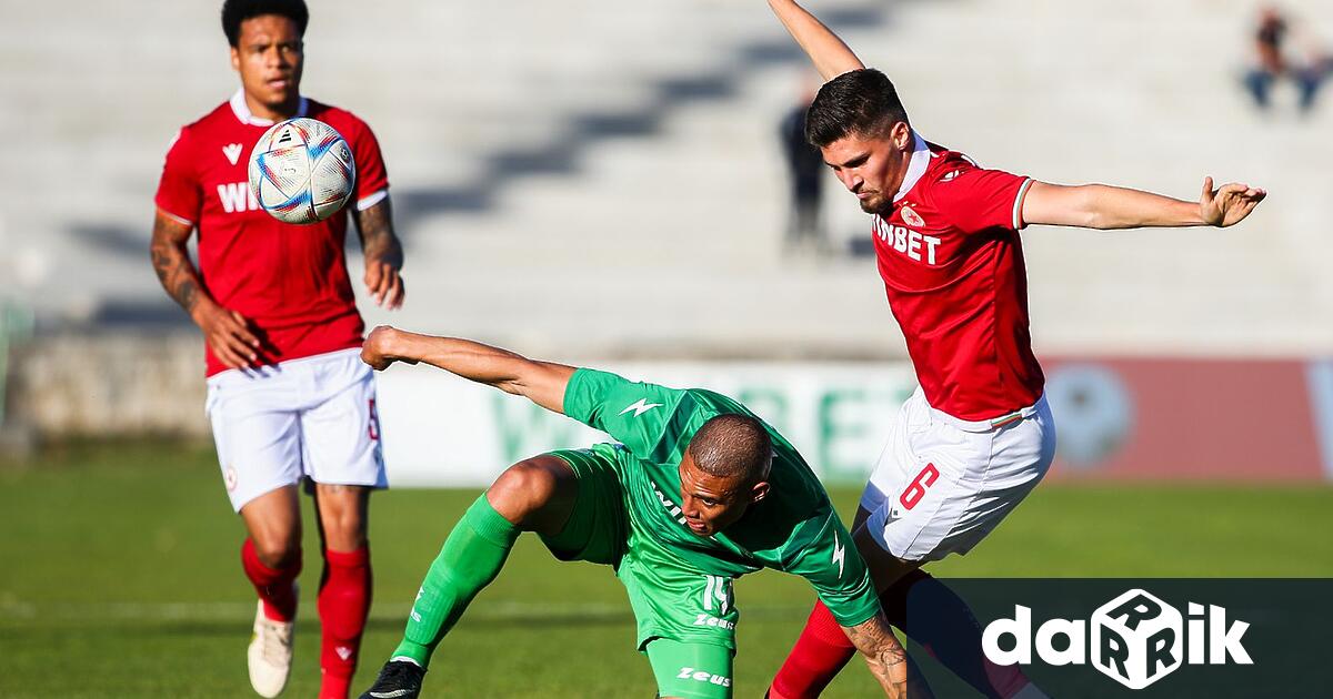 Гостите вкараха гол още в 6-ата минута, когато се възползваха