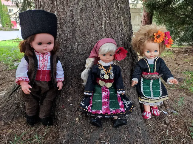 Нагиздиха кукла Барби в баташка народна носия за конкурс