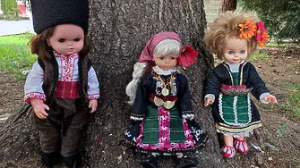 Нагиздиха кукла Барби в баташка народна носия за конкурс