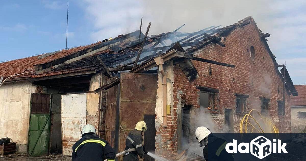 Сигнал за пожар в склад на Пазарджишко шосе вдигна по