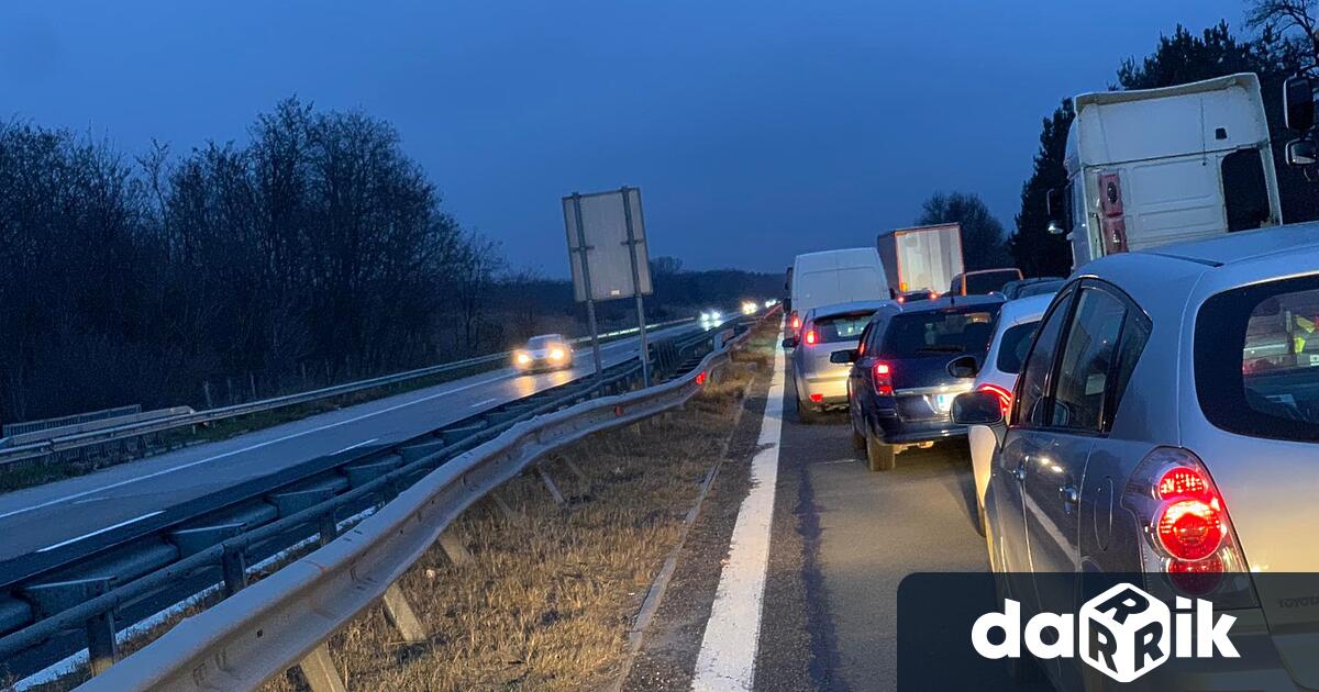 Две катастрофи с четирима пострадали напълно блокира движението по магистрала