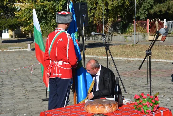На храмовия празник в с. Дъскот осветиха новото знаме на селото и откриха обновена детска площадка