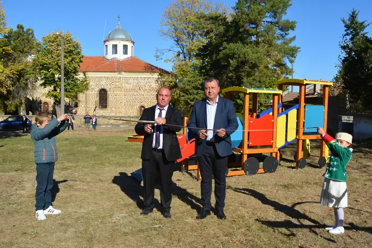 На храмовия празник в с. Дъскот осветиха новото знаме на селото и откриха обновена детска площадка