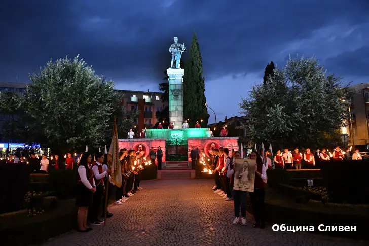 Сливен чества учителя Чинтулов с факелно шествие