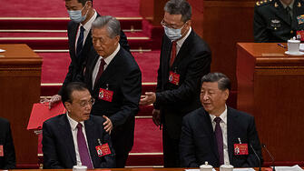 Бившият китайски президент Ху Цзинтао беше отстранен от подиума където