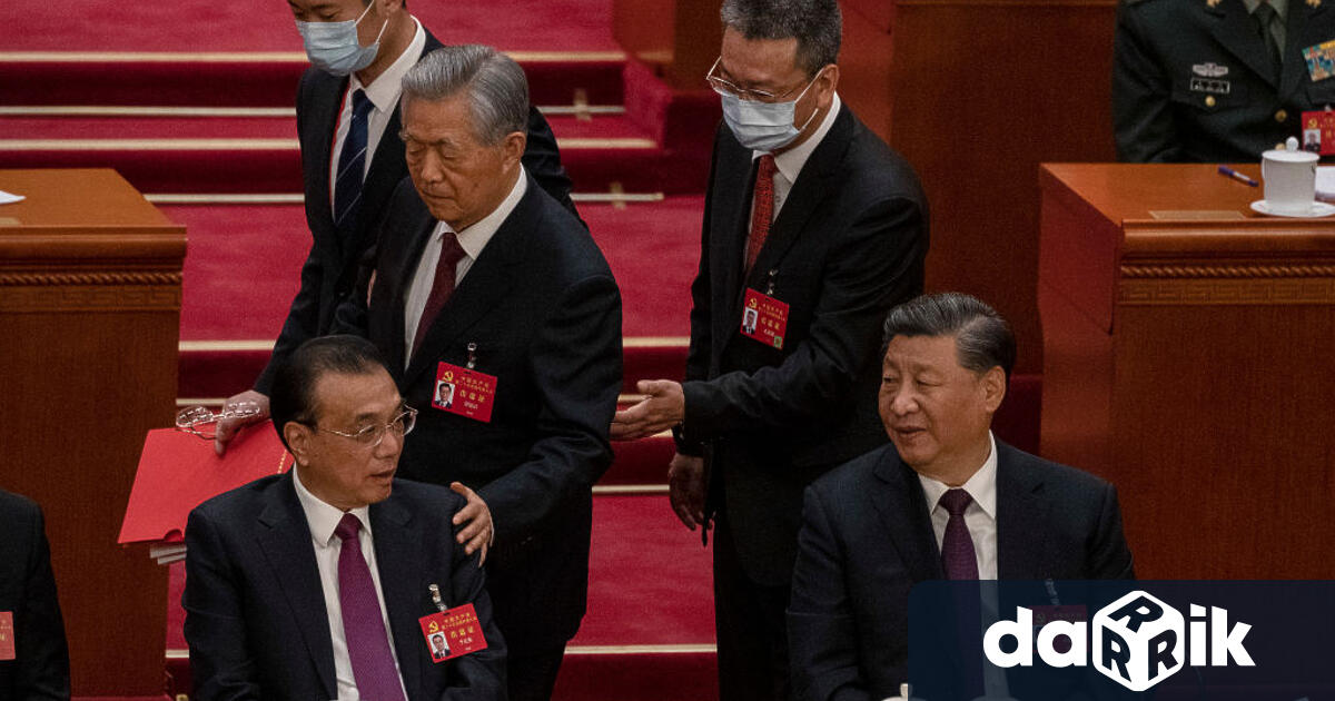 Бившият китайски президент Ху Цзинтао беше отстранен от подиума, където