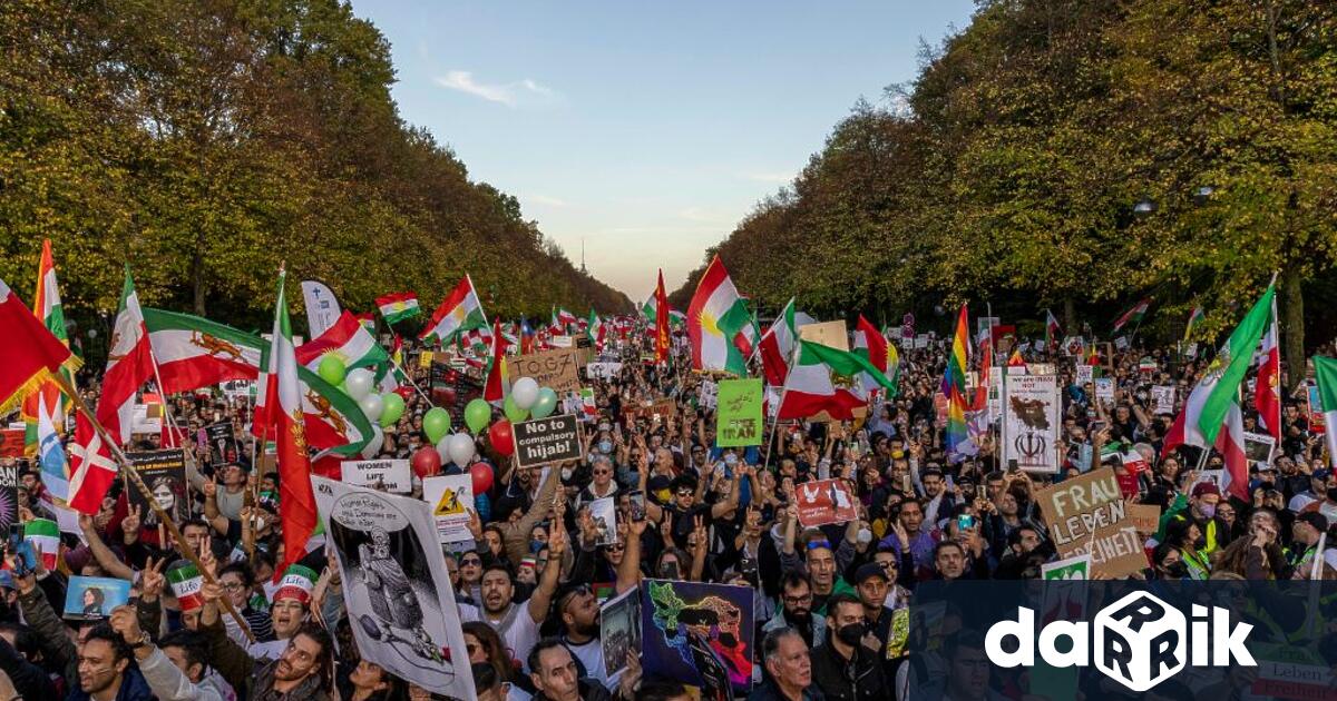 Около 80 000 иранци и техни поддръжници са шествали в