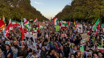 “Жени, живот и свобода”: Над 100 000 шестваха в Берлин в подкрепа на Иран (видео и снимки)