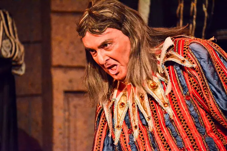 Със спектакъла “Риголето” Операта отбелязва 60-годишния юбилей на баритона Александър Крунев