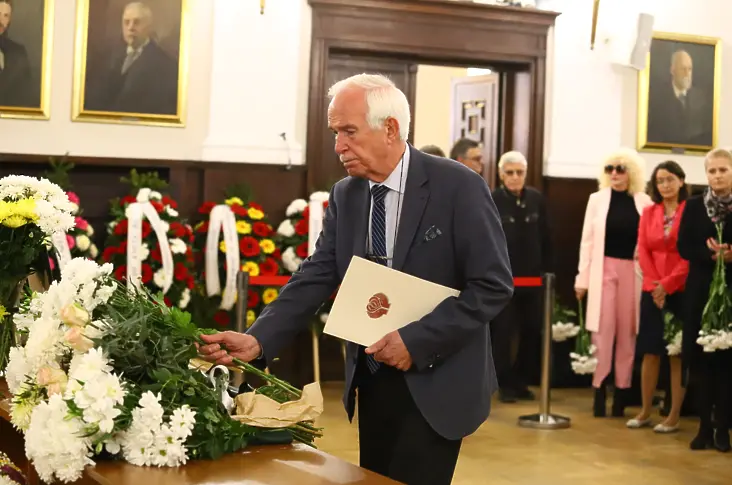 България се сбогува с акад. Антон Дончев