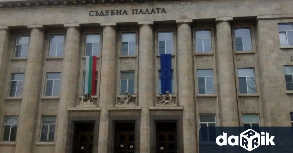 Двамата мъже са предадени на съд по три обвинения:На 11.01.2022