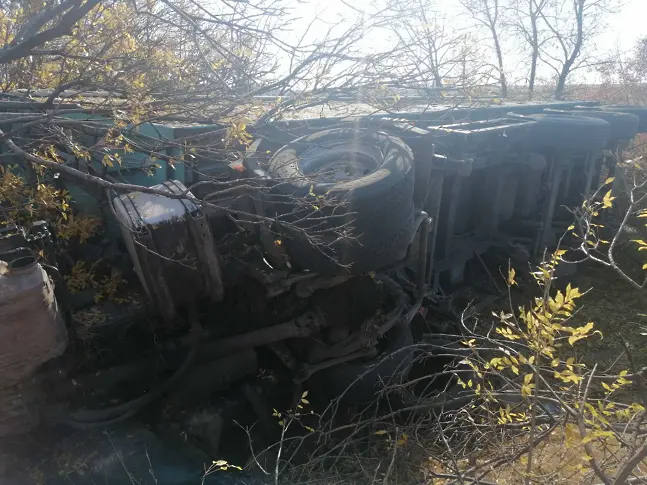 Тир се преобърна на пътя Карнобат-Айтос, шофьорът е загинал