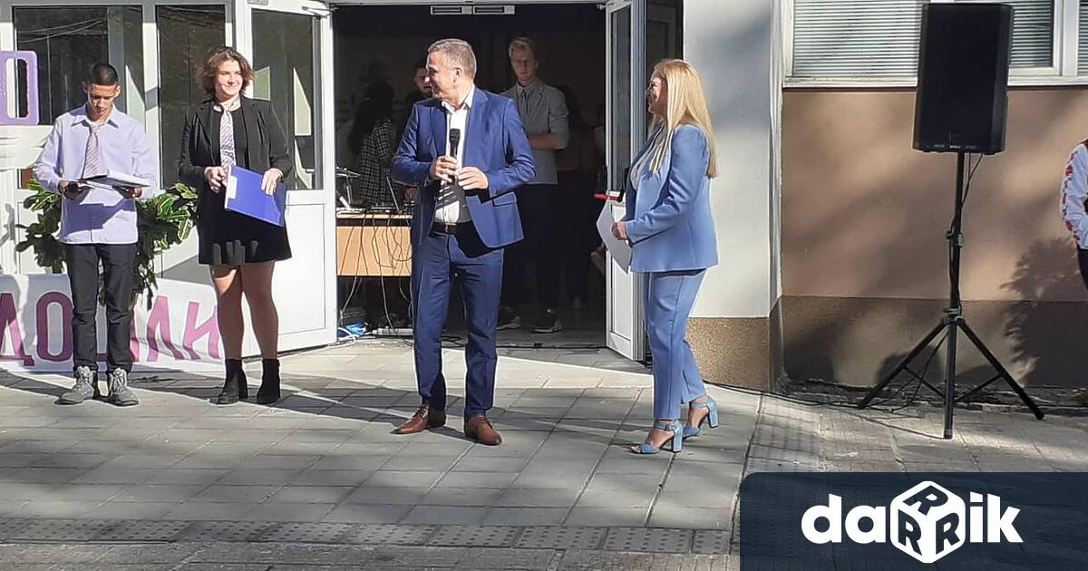 В мое лице и лицето на екипа, който с чест