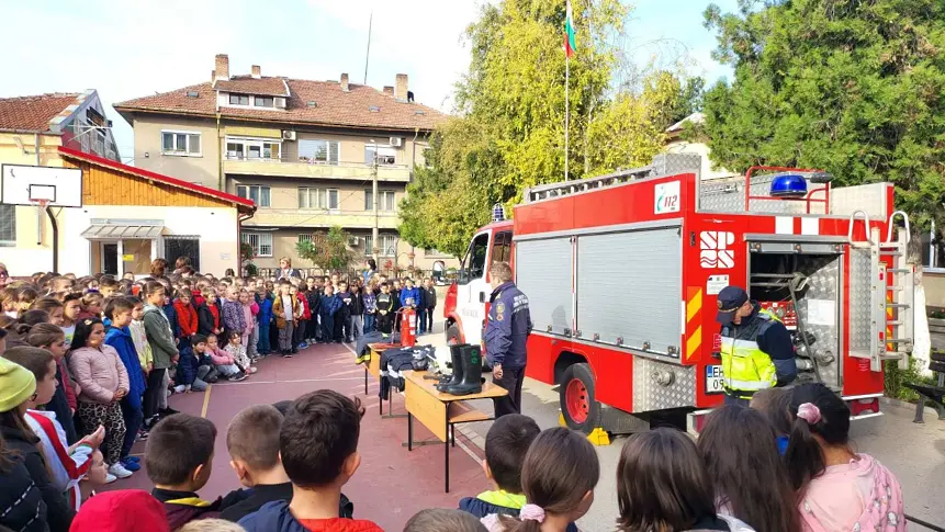 В ИНУ Христо Ботев - Плевен проведоха тренировка по евакуация на учениците и персонала 