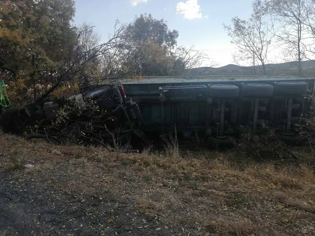 Тир се преобърна на пътя Карнобат-Айтос, шофьорът е загинал