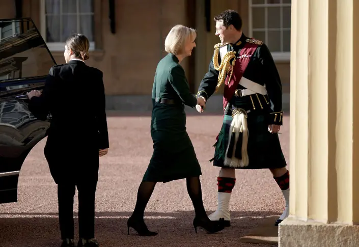 Лиз Тръс пристига в Бъкингамския дворец