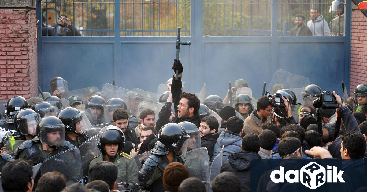 Западните сили затегнаха няколко ирански институции, докато протестите продължават да