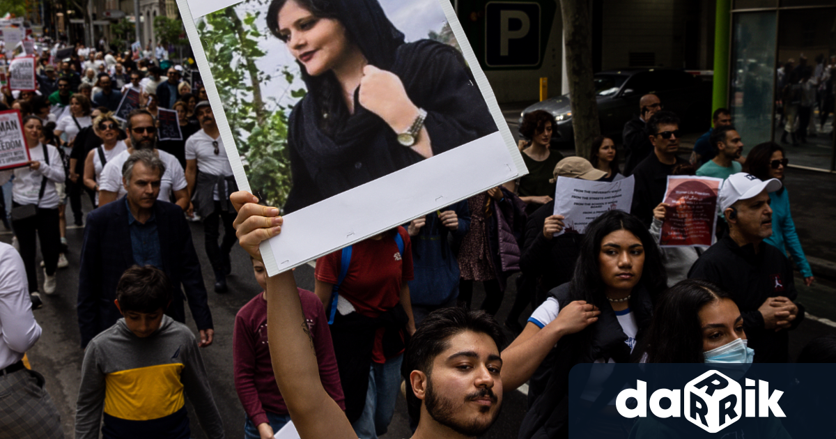 Съобщава се, че иранската полиция е стреляла по протестиращи в