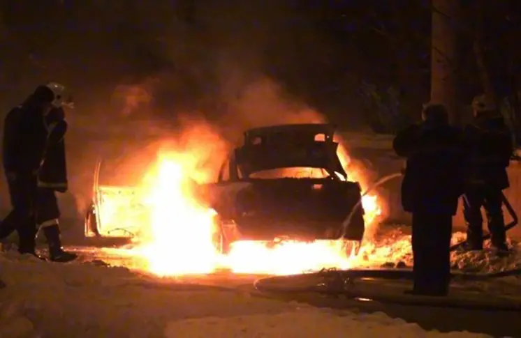 Пожар на изоставен автомобил в жк 