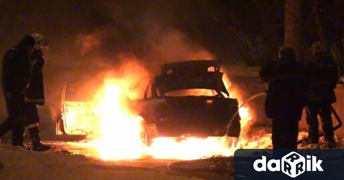 Пожар на изоставен автомобил във Враца засегна още две леки