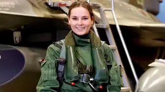 Бронирана кола и стрелба с танк: Норвежка принцеса “влезе” в армията за 18-ия си рожден ден