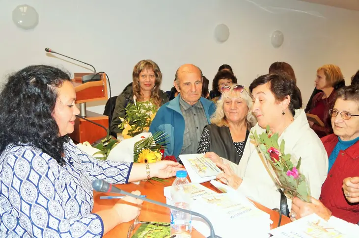 Премиера на най-новата поетична книга на Рени Митева „Копривени въженца“ се състоя в Мездра
