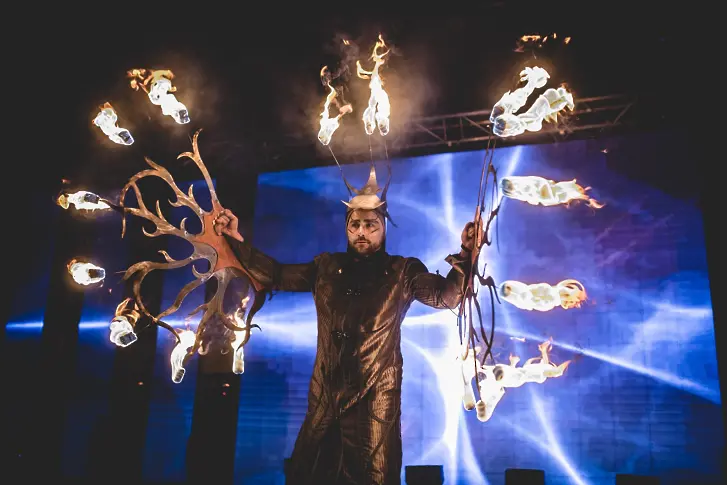 Театър на огъня и сенките дефилира с шествие на кокили за празника на Сливен