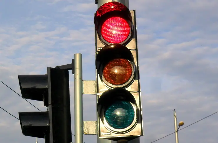 Ремонтират светофара на кръстовището на бул. „България“ и бул. „Васил Левски“