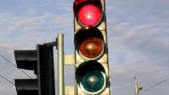 Ремонтират светофара на кръстовището на бул. „България“ и бул. „Васил Левски“