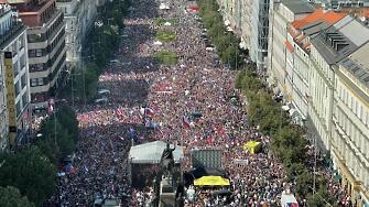 Хиляди хора се събраха в центъра на Прага за да