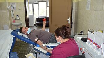 Дванайсет доброволци се включиха в благотворителната кампания за кръводаряване Усмихни