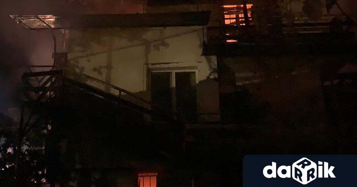 Три екипа пожарникари се бориха с огнена стихия, обхванала триетажна