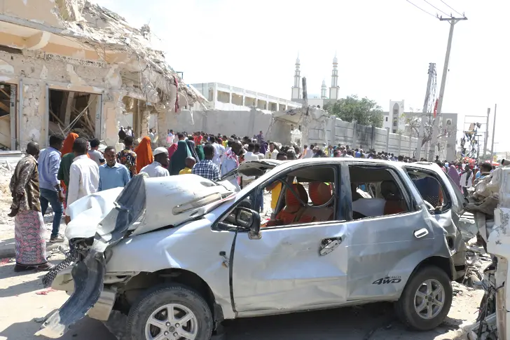 Най-малко 100 души са загинали при експлозията на две коли бомби в Сомалия