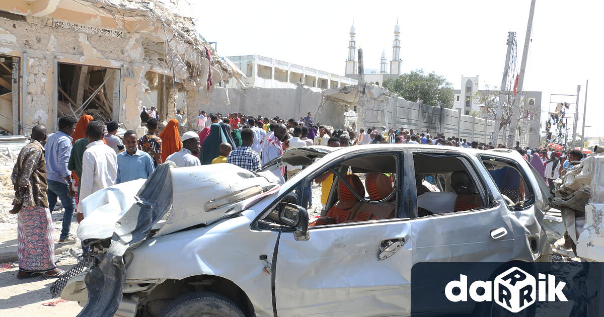 Най-малко 100 души са загинали, а 300 са били ранени