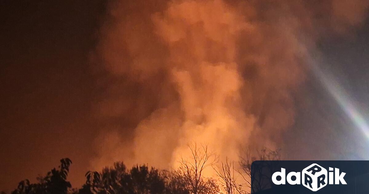 Пожар гори в двора на завод Арсенал в Казанлък, предадеБГНЕС.Инцидентът