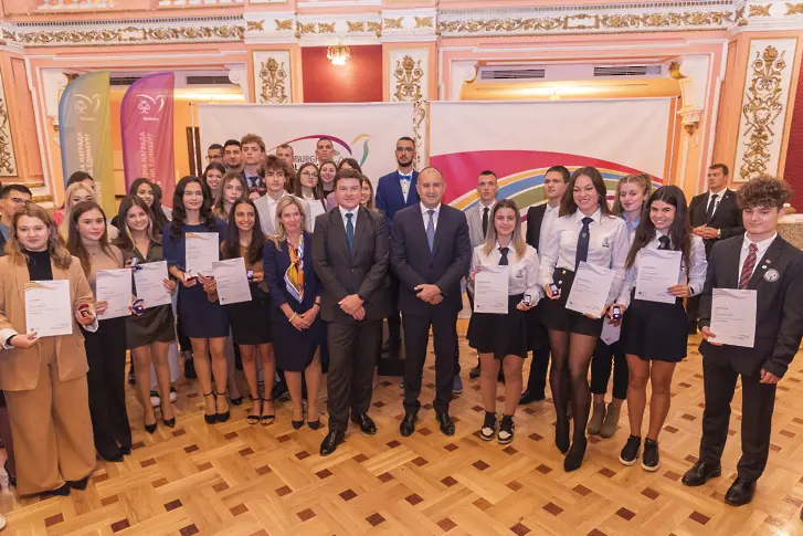 Президентът и посланикът на Великобритания отличиха постиженията на 53 български ученици